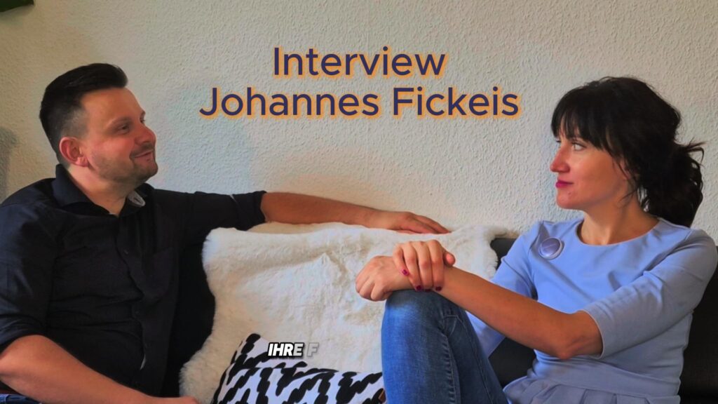 Intervista a Johannes Fickeis, due persone parlano.